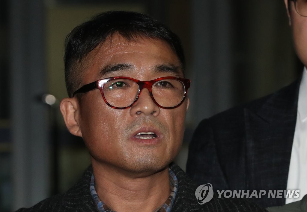 경찰 조사 마친 '성폭행 의혹' 김건모