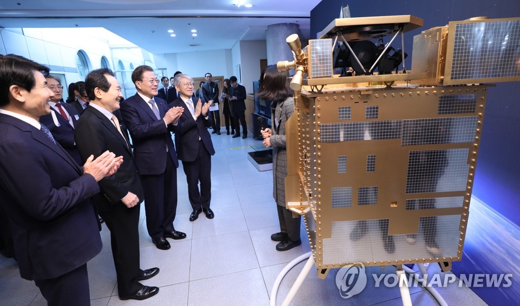 President Moon Jae-in (3rd from L) and Prime Minister Chung Sye-kyun (2nd from L) listen to a briefing on a Chollian satellite launched by South Korea during their visit to the Electronics and Telecommunications Research Institute in Daejeon, 160 kilometers south of Seoul, on Jan. 16, 2020. (Yonhap)