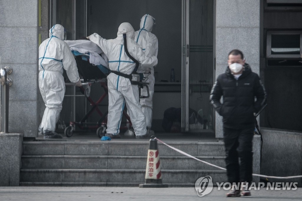 '우한 폐렴' 치료 병원으로 옮겨지는 환자