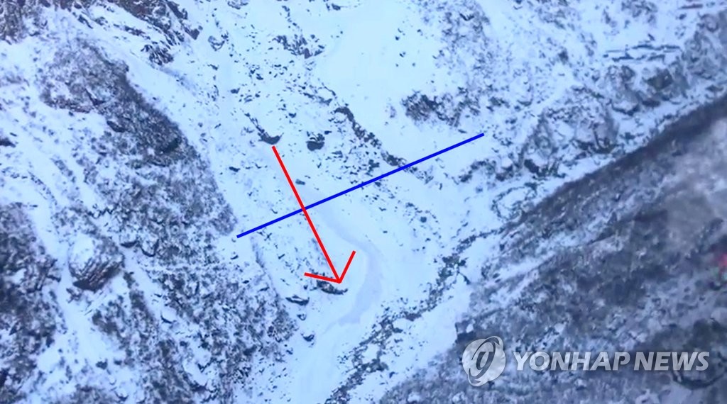 This photo, provided by the Um Hong Gil Human Foundation, shows the scene of an accident in which four South Korean teachers went missing where an avalanche occurred while they were trekking in Annapurna, the Himalayas, in Nepal, on Jan. 17, 2020. The blue line indicates a road and the red line the avalanche. (PHOTO NOT FOR SALE) (Yonhap)