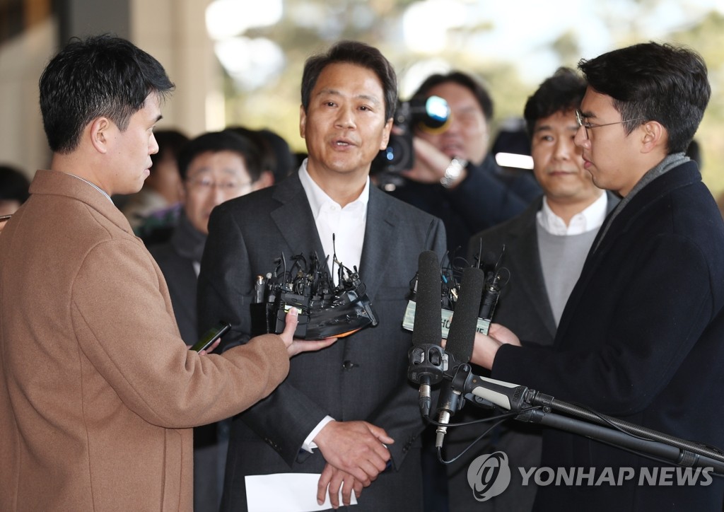 Im Jong-seok (C), former chief of staff to President Moon Jae-in, answers questions from reporters on Jan. 30, 2020, as he appeared at the Seoul Central District Prosecutors Office in southern Seoul for questioning over allegations that he intervened in the 2018 local elections. (Yonhap)