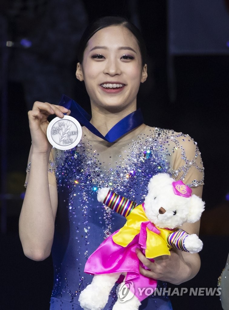 You Young of South Korea holds up her silver medal won in the ladies' singles competition at the Four Continents Figure Skating Championships at Mokdong Ice Rink in Seoul on Feb. 8, 2020. (Yonhap)