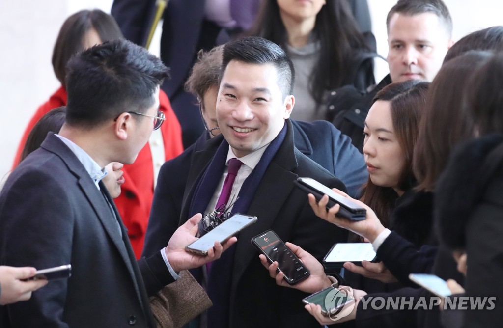 Alex Wong, U.S. deputy special representative for North Korea, is surrounded by reporters as he walks into the foreign ministry in Seoul for working group talks on Feb. 10, 2020. (Yonhap)