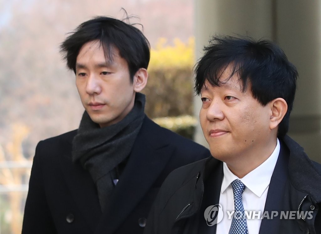 Lee Jae-woong (R), the chief of car-sharing app operator SoCar, and Park Jae-uk, who leads SoCar's subsidiary Value Creators & Company, head to a Seoul court on Feb. 10, 2020, for a trial session to decide whether their van-hailing service Tada is illegal. (Yonhap)