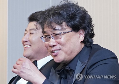 会見で質問に答えるポン監督（手前）とソン・ガンホ＝（聯合ニュース）