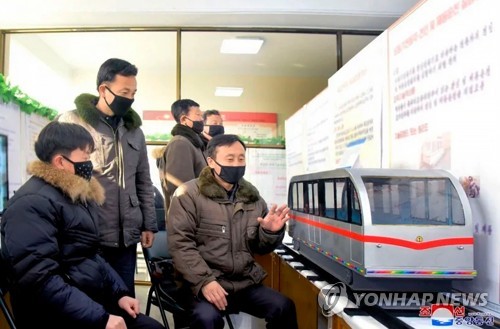 북한 평양기계대·교통운수대 과학기술축전…실내서도 '마스크'