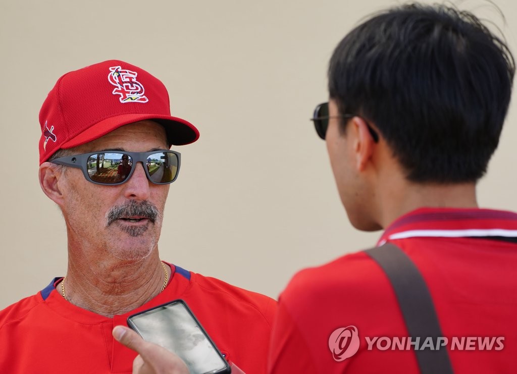 Mike Maddux (L), pitching coach for the St. Louis Cardinals, speaks to Yonhap News Agency at Roger Dean Chevrolet Stadium in Jupiter, Florida, on Feb. 12, 2020. (Yonhap)