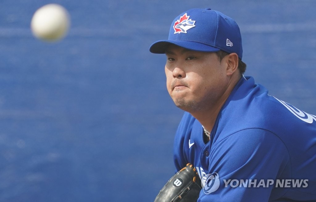 Ryu Hyun-jin of the Toronto Blue Jays throws a pitch during his bullpen session at a training facility outside TD Ballpark in Dunedin, Florida, on Feb. 13, 2020. (Yonhap)