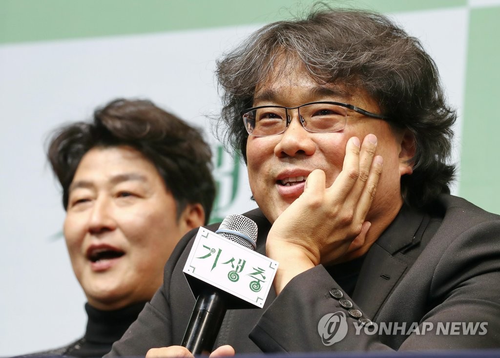 This file photo shows Bong Joon-ho (R), South Korea's Oscar-winning film director. (Yonhap)