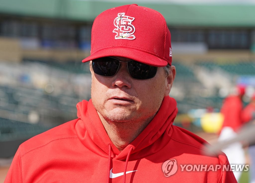 St. Louis Cardinals' manager Mike Shildt speaks to reporters before a spring training game against the New York Mets at Roger Dean Chevrolet Stadium in Jupiter, Florida, on Feb. 22, 2020. (Yonhap)