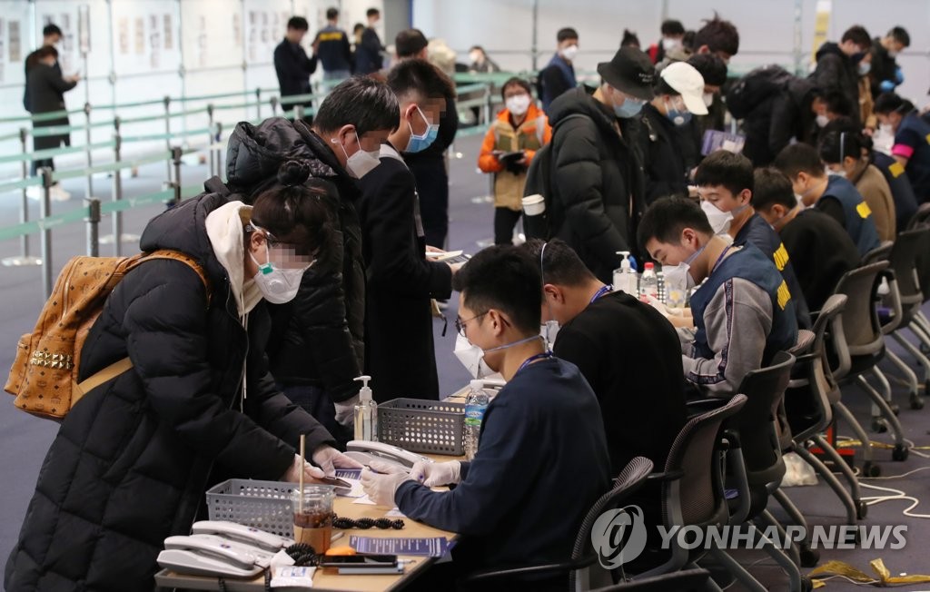 Chinese entrants studying in South Korean colleges undergo special quarantine checks at an arrival area of Incheon International Airport, west of Seoul, on Feb. 24, 2020, amid the spread of the new coronavirus. (Yonhap)