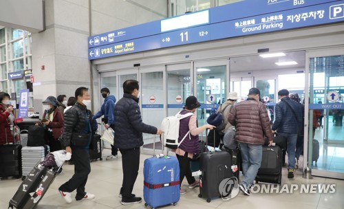 イスラエルへの入国を拒否され、韓国に帰国した旅行客＝２５日、仁川（聯合ニュース）