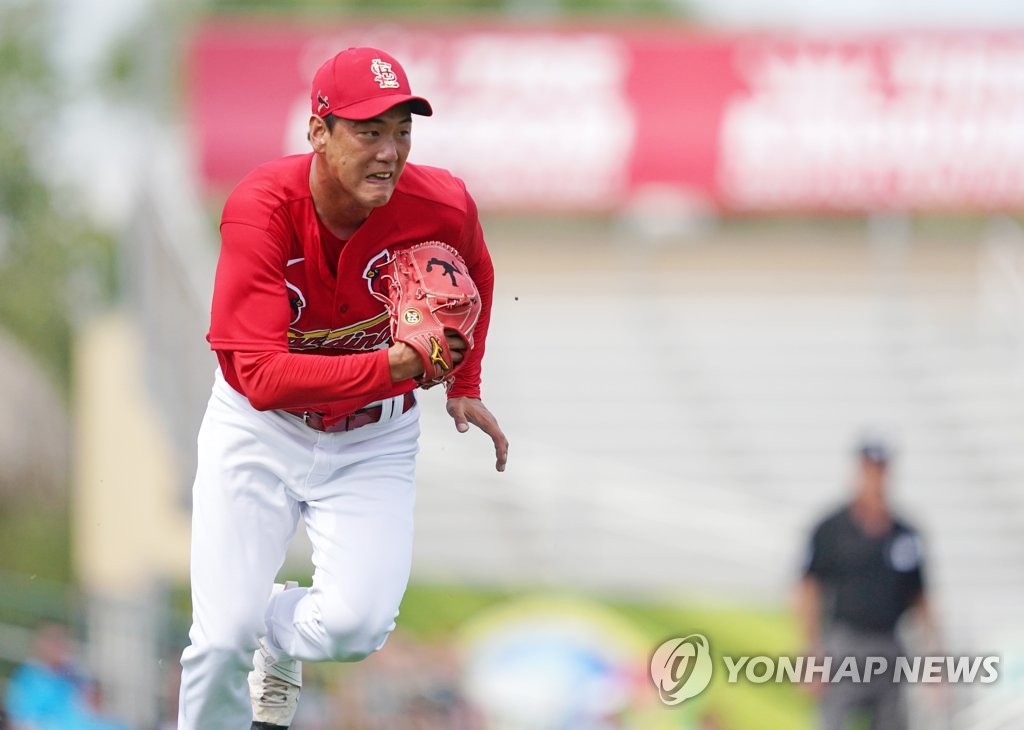In this file photo, from Feb. 26, 2020, Kim Kwang-hyun of the St. Louis Cardinals runs to cover first base against the Miami Marlins in a Major League Baseball spring training game at Roger Dean Chevrolet Stadium in Jupiter, Florida. (Yonhap)