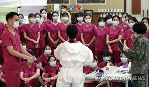 Graduates from the Korea Armed Forces Nursing Academy receive education on the new coronavirus at the institution in the central city of Daejeon on March 2, 2020. Seventy-five new officers from the school are set to be sent to Daegu on March 3. (Yonhap)