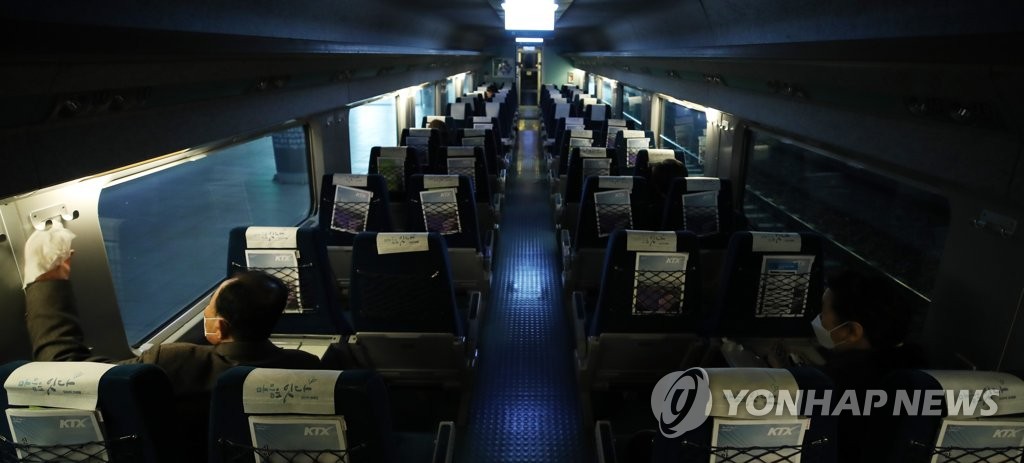 تراجع عدد مستخدمي السكك الحديدية والطرق السريعة والمطارات بسبب فيروس كورونا الجديد - 4