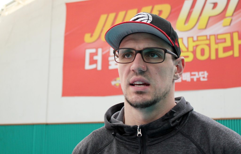 In this file photo from March 5, 2020, Gavin Schmitt, a Canadian volleyball player for the South Korean team KEPCO Vixtorm, speaks to reporters at his team's practice arena in Uiwang, Gyoenggi Province. (Yonhap)