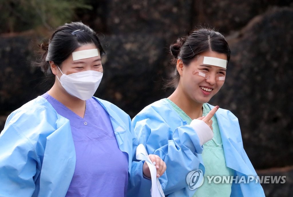 (LEAD) S. Korea's new virus cases slow to 2-week low, cluster infections still in focus