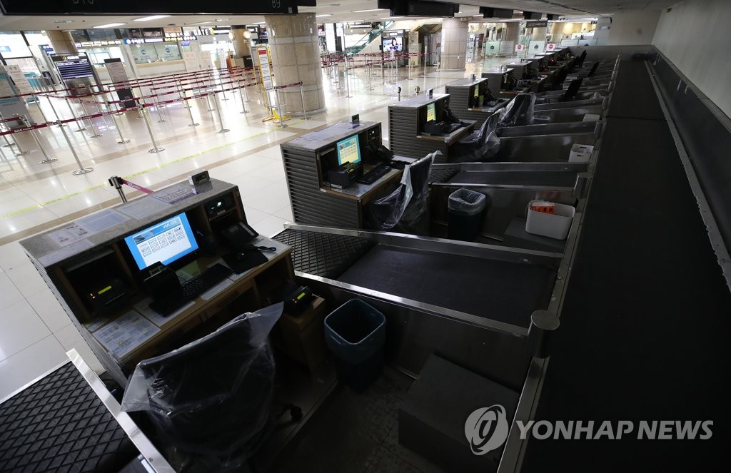 资料图片：空荡荡的金浦机场国出发大厅 韩联社
