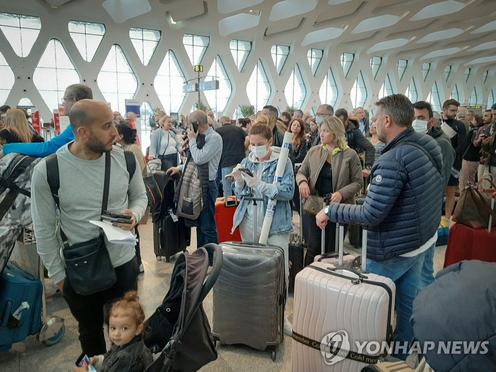 항공 묶인 모로코 공항서 특별기 기다리는 여행객들