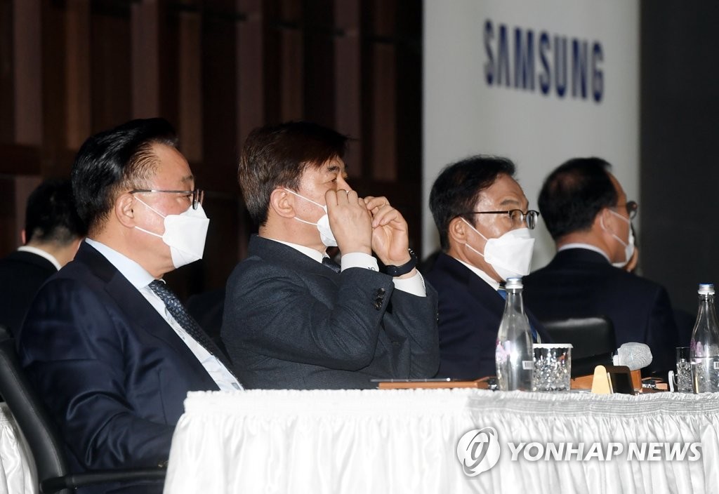 Executives of Samsung Electronics Co. attend the company's general meeting of shareholders at a convention center in Suwon, south of Seoul, on March 18, 2020. (Yonhap)