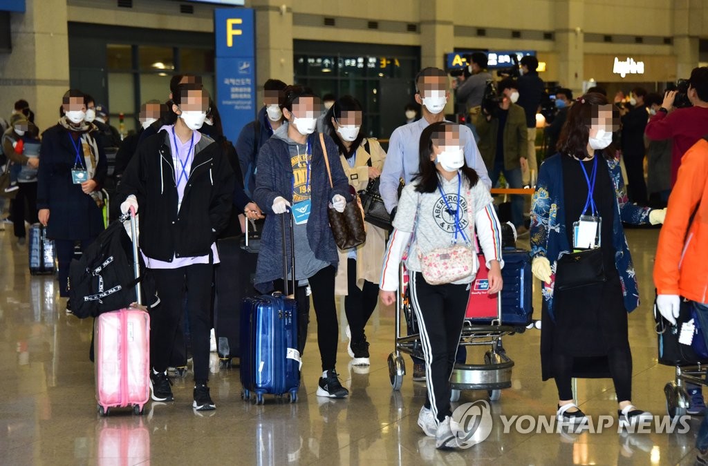 イランを出国した韓国人とその家族など８０人が１９日午後、仁川国際空港に到着した＝１９日、仁川（聯合ニュース）