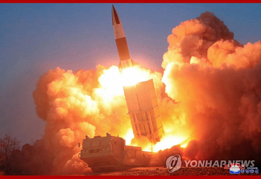 زعيم كوريا الشمالية يشرف على اختبار سلاح تكتيكي موجه
