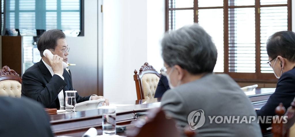 South Korean President Moon Jae-in (L) holds phone talks with Lithuanian President Gitanas Nauseda at Cheong Wa Dae on March 27, 2020, in this photo provided by Moon's office. (PHOTO NOT FOR SALE) (Yonhap)