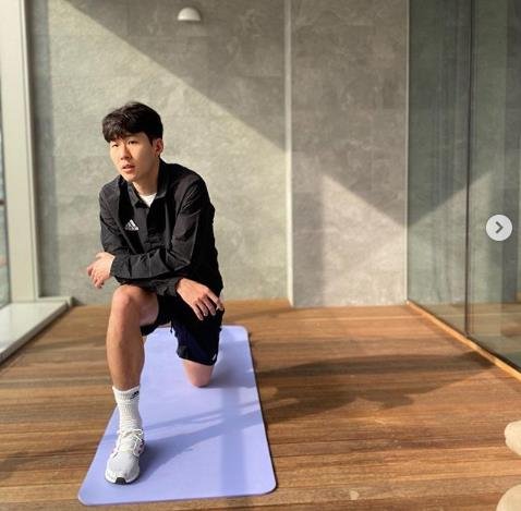 Tottenham Hotspur's injured South Korean star Son Heung-min works out at home in Seoul on March 31, 2020, in this photo captured from his Instagram. He is in self-isolation after returning home recently due to the spread of the coronavirus in Britain to continue his rehab for a fractured right arm. (PHOTO NOT FOR SALE) (Yonhap)