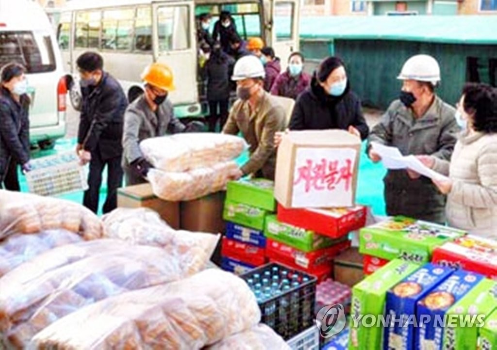 This photo, captured from the website of the Rodong Sinmun on April 2, 2020, shows donated materials being delivered to workers for the construction of Pyongyang General Hospital. (For Use Only in the Republic of Korea. No Redistribution) (Yonhap)