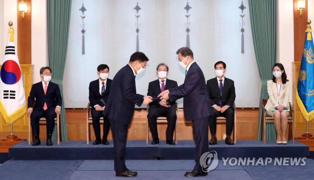 위촉장 받는 윤성로 4차산업혁명 위원장