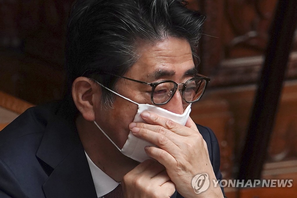(도쿄 AP=연합뉴스) 아베 신조 일본 총리가 3일 참의원 본회의 참석 중 마스크를 만지고 있다.