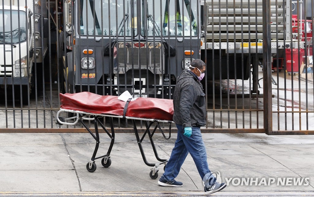 영구차로 옮겨지는 뉴욕 코로나19 사망자 시신