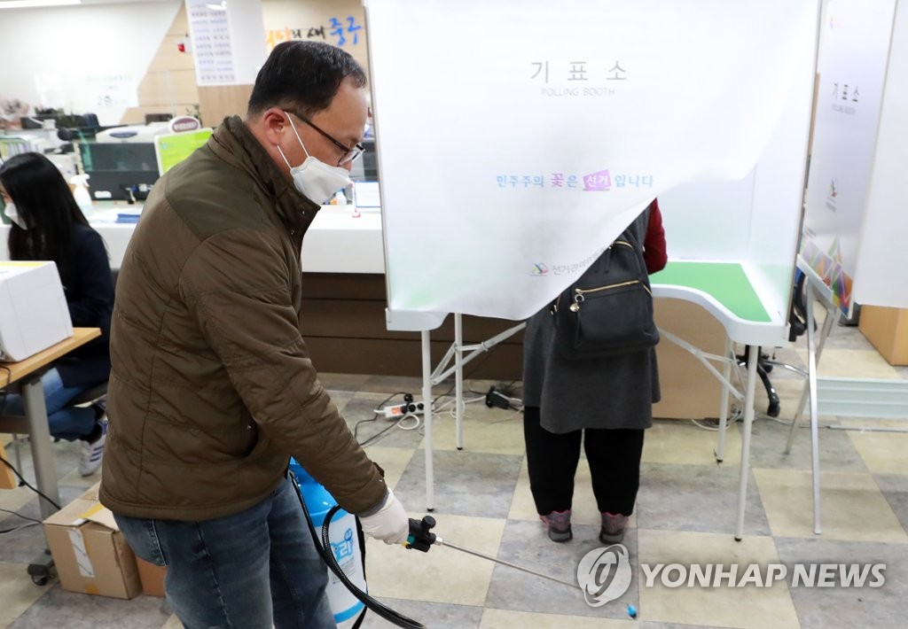 An official disinfects a polling station in the southern city of Daegu on April 10, 2020. (Yonhap)