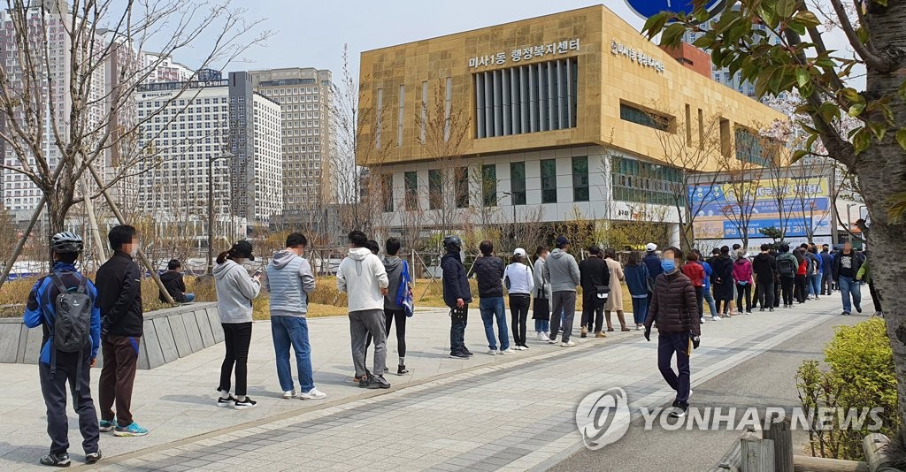 줄 잇는 유권자 '행렬'