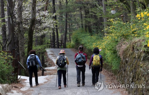 '코로나로 답답' 북한산 탐방객 44% 늘어…"등산때도 2ｍ 유지"