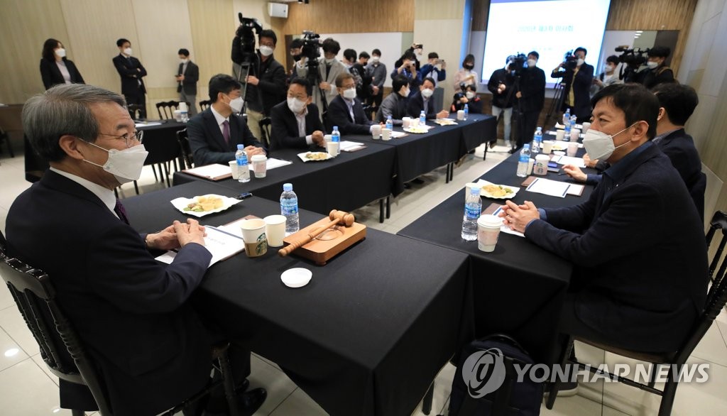 Chung Un-chan (L), commissioner of the Korea Baseball Organization (KBO), chairs a board of governors meeting with KBO club presidents at a convention hall in Seoul on April 14, 2020. (Yonhap)