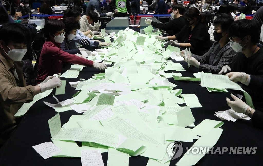 Election officials count ballots for the parliamentary elections in Songpa, eastern Seoul, on April 15, 2020. (Yonhap)