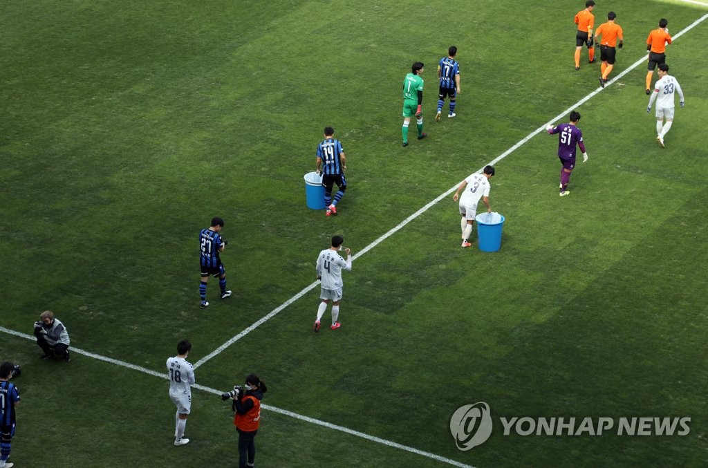 23일 인천-수원FC 연습경기 앞서 거리 두고 입장하는 선수들
