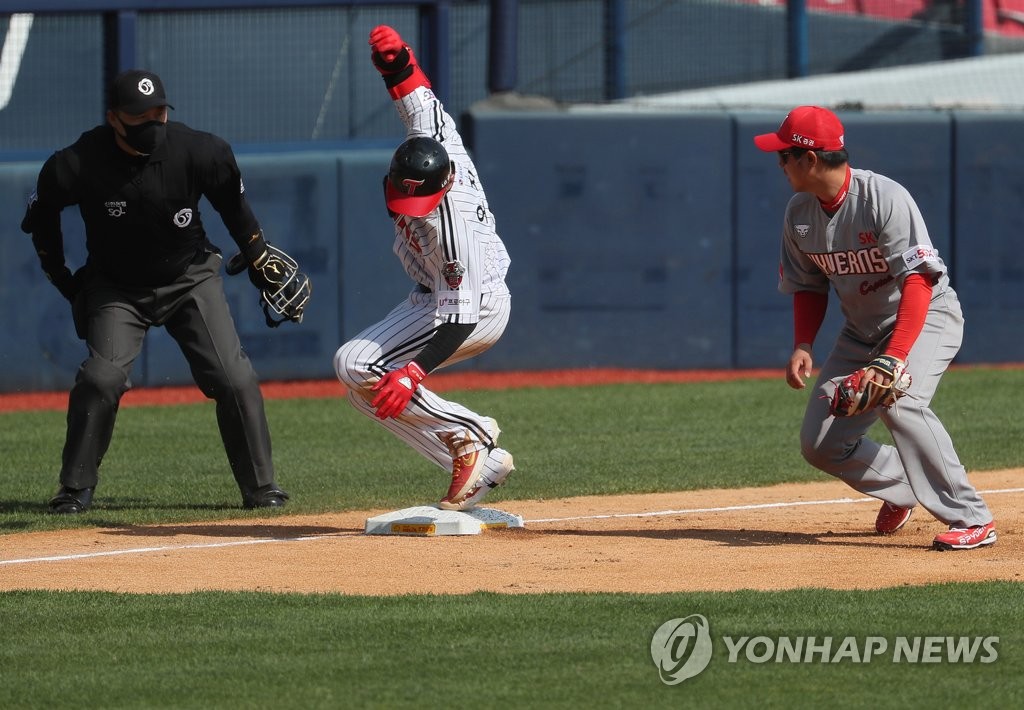 Oh Ji-hwan of the LG Twins (C) tries to stay on the third base bag after hitting a triple against the SK Wyverns in a Korea Baseball Organization preseason game at Jamsil Stadium in Seoul on April 24, 2020. (Yonhap)