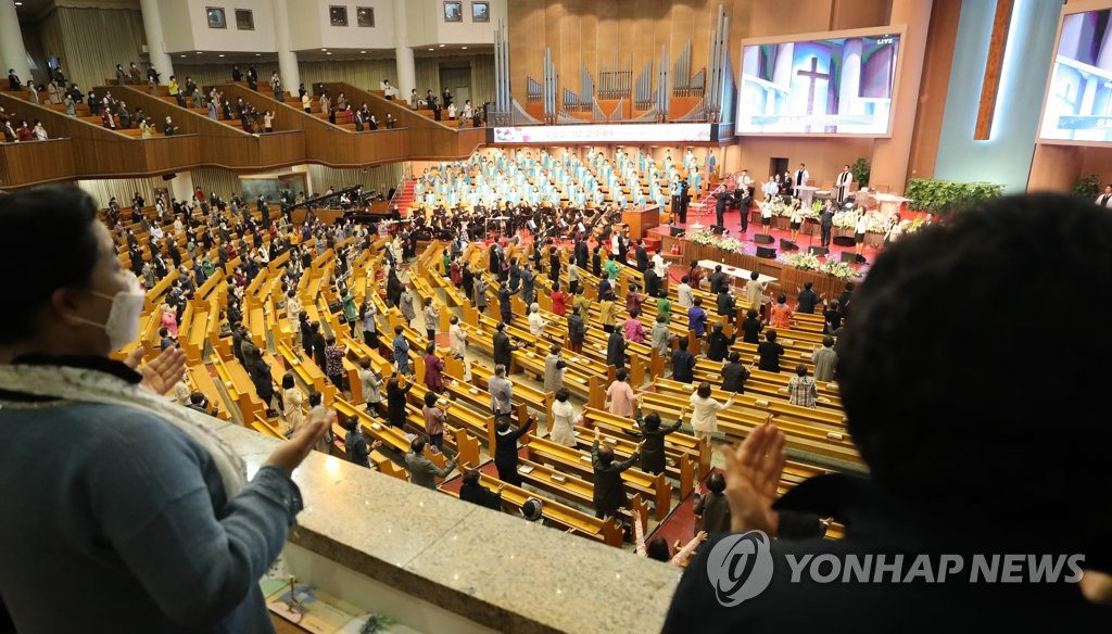 Congregants keep a distance sitting in pews during a service at Yoido Full Gospel Church in Seoul on April 26, 2020, on the first Sunday after the government eased rules on social distancing amid signs of slowing coronavirus infections. (Yonhap)