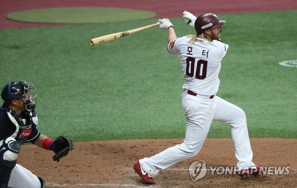 In this file photo from April 29, 2020, Taylor Motter of the Kiwoom Heroes hits a double against the Doosan Bears in the bottom of the fifth inning of a Korea Baseball Organization exhibition game at Gocheok Sky Dome in Seoul. (Yonhap)
