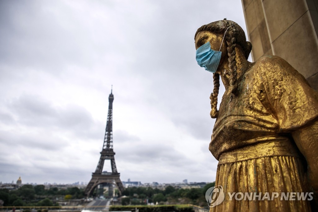 코로나19 마스크 씌워진 파리 광장 동상