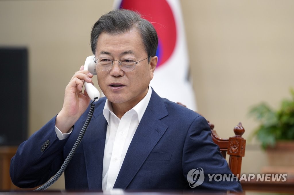 South Korean President Moon Jae-in holds phone talks with Irish Prime Minister Leo Varadkar on May 4, 2020, in this photo provided by Cheong Wa Dae. (PHOTO NOT FOR SALE) (Yonhap)