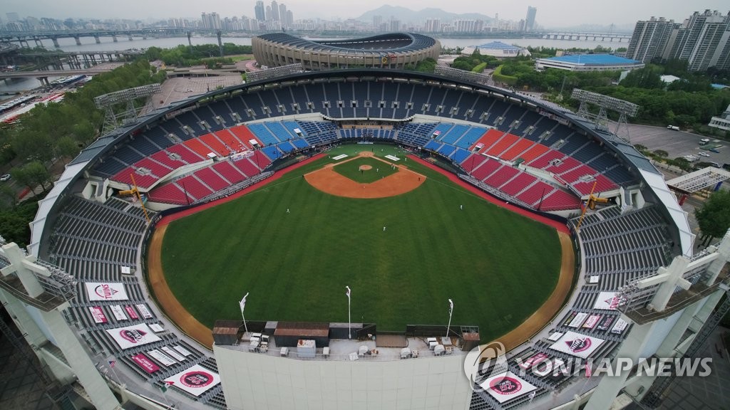 The Doosan Bears and the LG Twins play the season opener at Jamsil Stadium in Seoul on May 5, 2020. (Yonhap)
