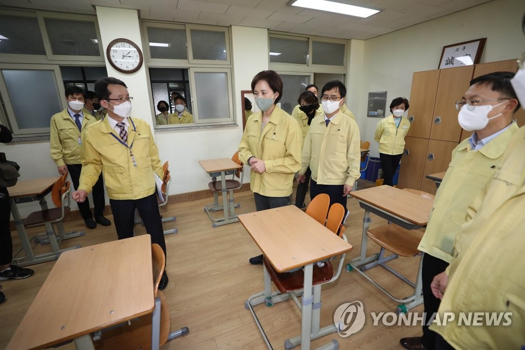 Education Minister Yoo Eun-hae (C) visits a high school classroom in Gimcheon, North Gyeongsang Province on May 6, 2020 to monitor preparations to reopen the school. (Yonhap)
