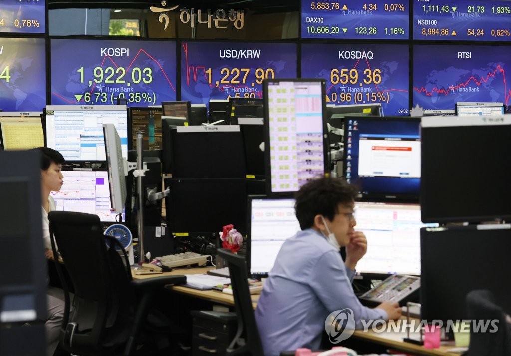 This photo, taken on May 7, 2020, shows a dealing room at Hana Bank in Seoul. (Yonhap)