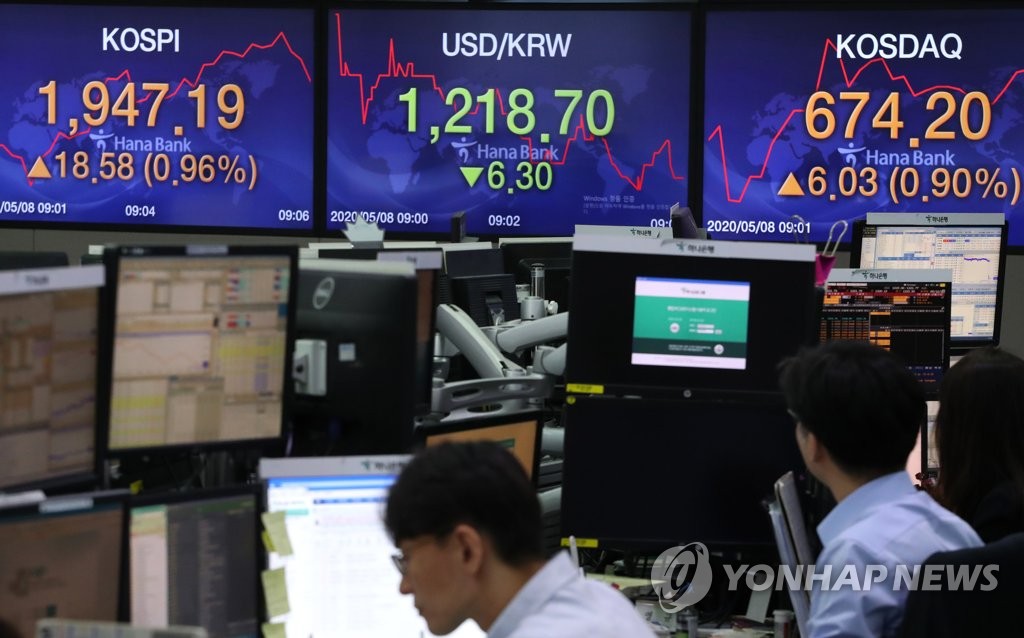 Dealers work in the dealing room of Hana Bank in central Seoul on May 8, 2020. (Yonhap)