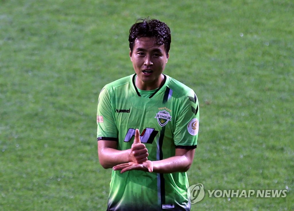 Lee Dong-gook of Jeonbuk Hyundai Motors celebrates his goal against Suwon Samsung Bluewings with a "Thank You" sign for front-line medical workers during the 2020 K League 1 season opener at Jeonju World Cup Stadium in Jeonju, 240 kilometers south of Seoul, on May 8, 2020. (Yonhap)