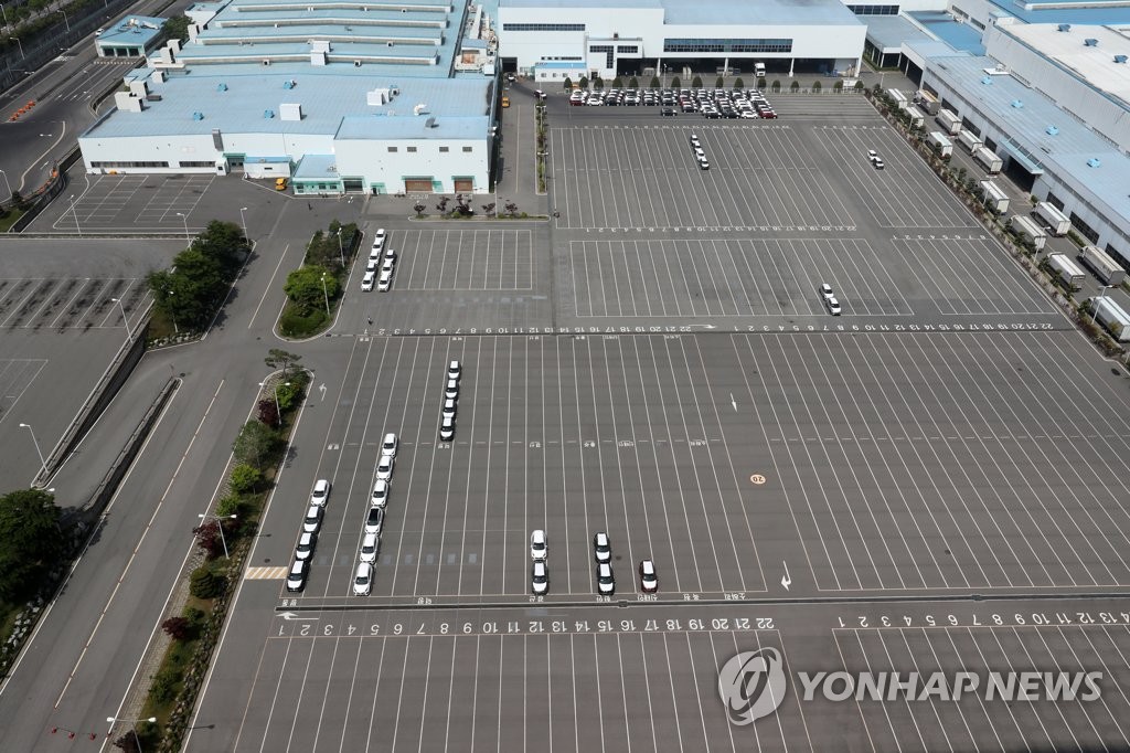A parking lot for new cars is almost empty at Hyundai Motor Co.'s second factory in Gwangju, about 330 kilometers south of Seoul, on May 11, 2020, as the factory will be shut down for one week starting on May 25 amid the suspension of exports due to the COVID-19 pandemic. (Yonhap) 
