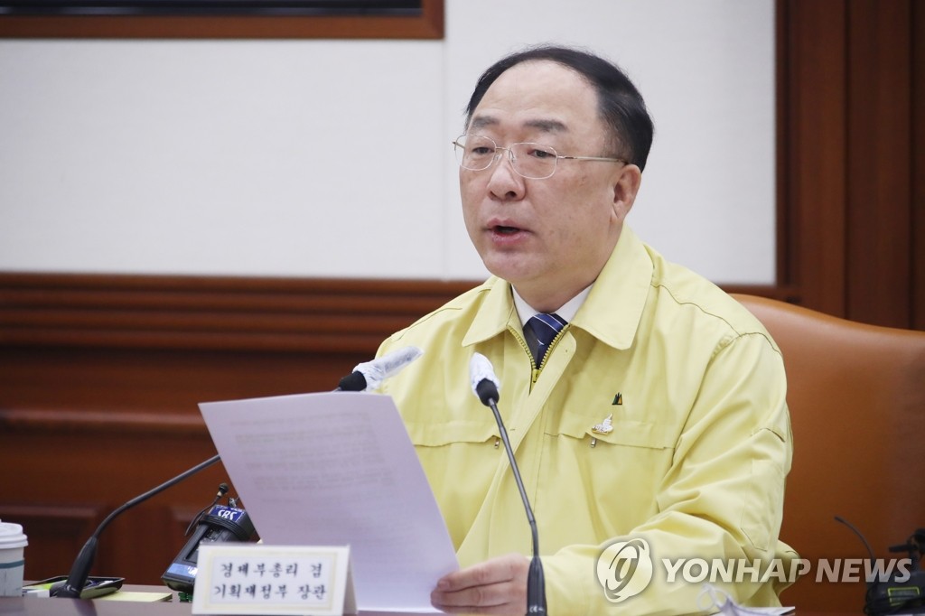 Finance Minister Hong Nam-ki speaks at a meeting with economy-related ministers on May 14, 2020. (Yonhap) 